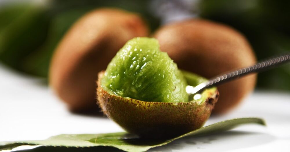 スプーンですくい上げた瑞々しいキウイフルーツのクローズアップ