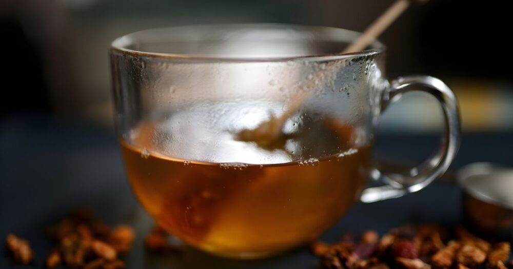 温かな飲み物で一息つきながら、答えを急がない時間を育てる。心身を調律する静かなひととき。