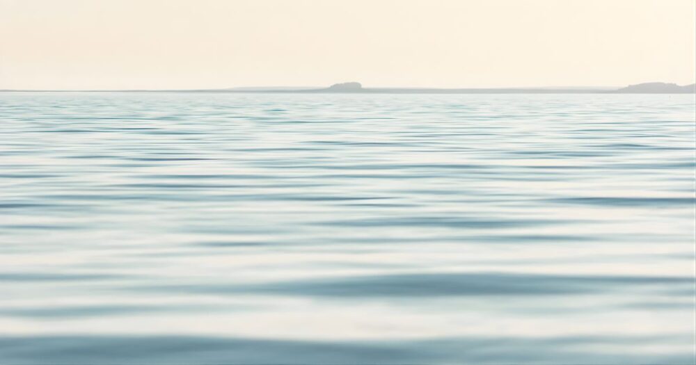空と海が溶け合うような、境界線の曖昧な水面の風景。答えを急がない心のゆとりを象徴する一枚