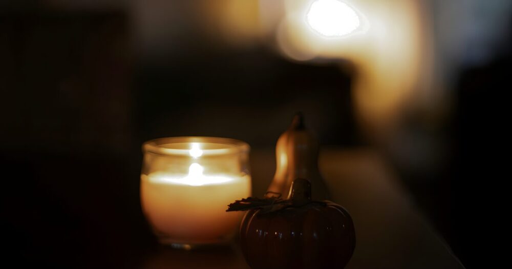 夜の部屋で灯るキャンドルと静かな空間、リラックスした眠りのイメージ