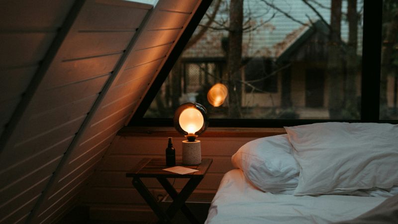 やわらかな灯りに包まれた静かな寝室、眠りに入る前の落ち着いた空間